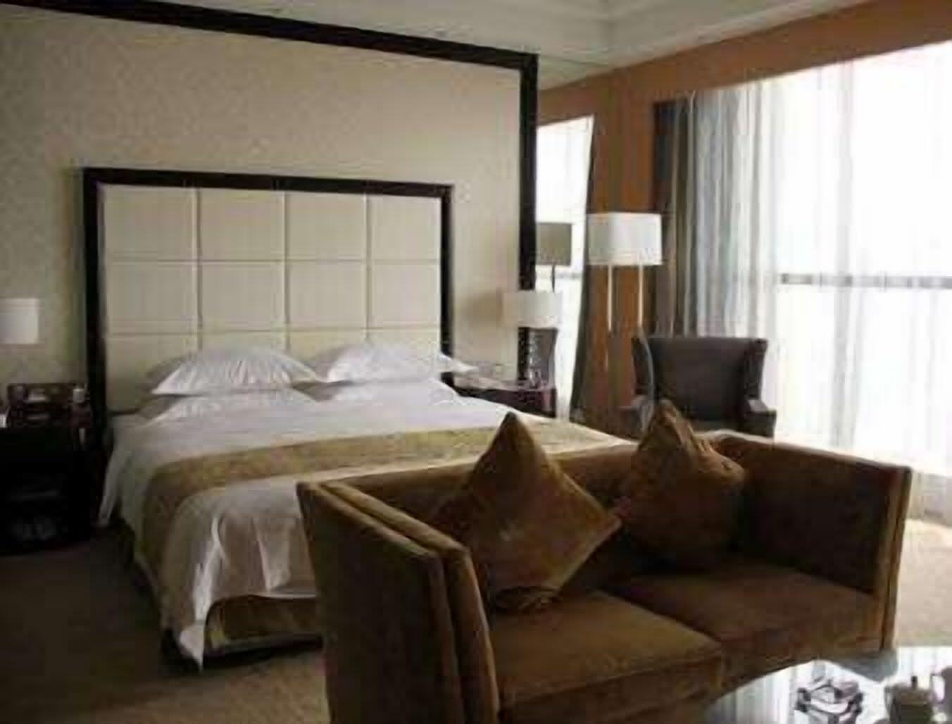 Weifang Ramada Plaza Hotel Екстериор снимка